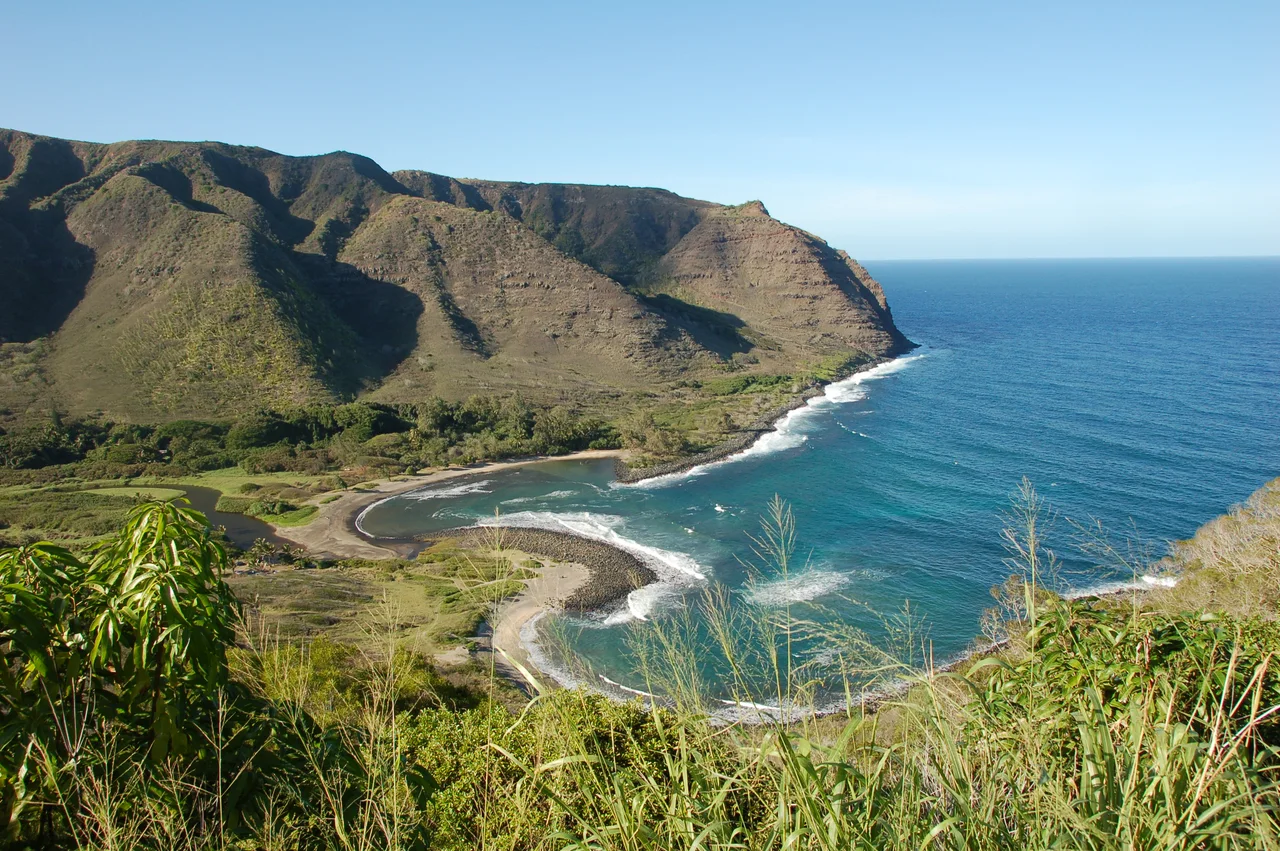 Vallée verdoyante de Hālawa s'ouvrant sur une baie de l'île de Moloka‘i.