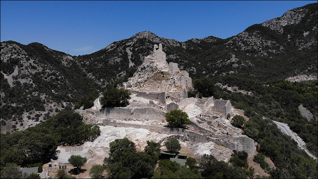 Vue aérienne des ruines de Rocca San Silvestro en Toscane.