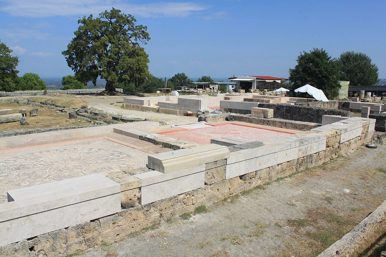 Vestiges du palais d’Aigai en Grèce, photographiés pendant sa restauration.