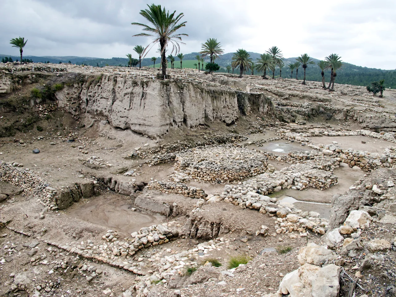 Vestiges de constructions au sommet de Tel Megiddo.