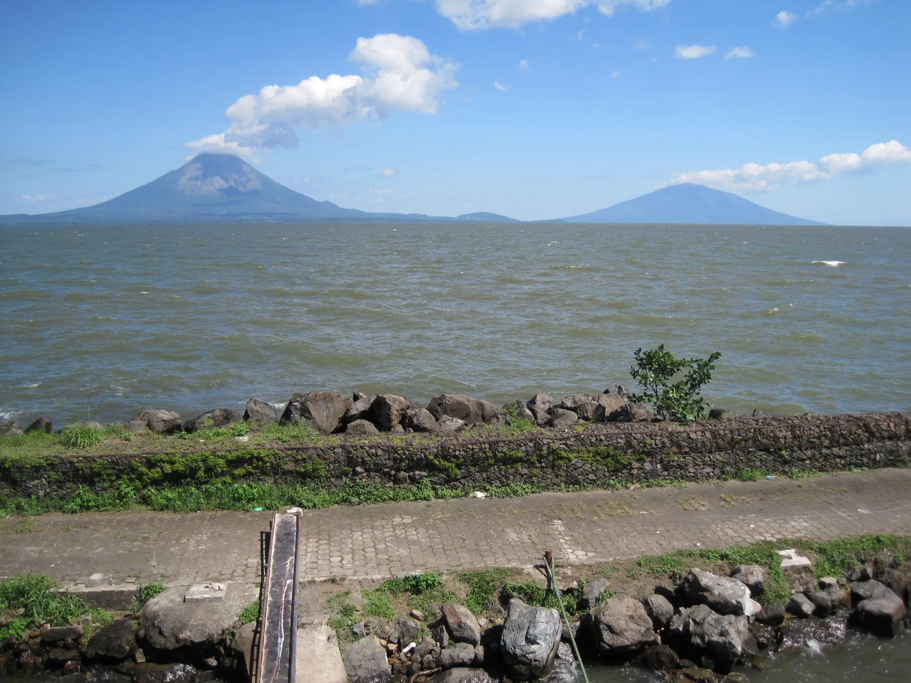 Volcans Concepción et Maderas de l'île d'Ometepe, vus depuis San Jorge.