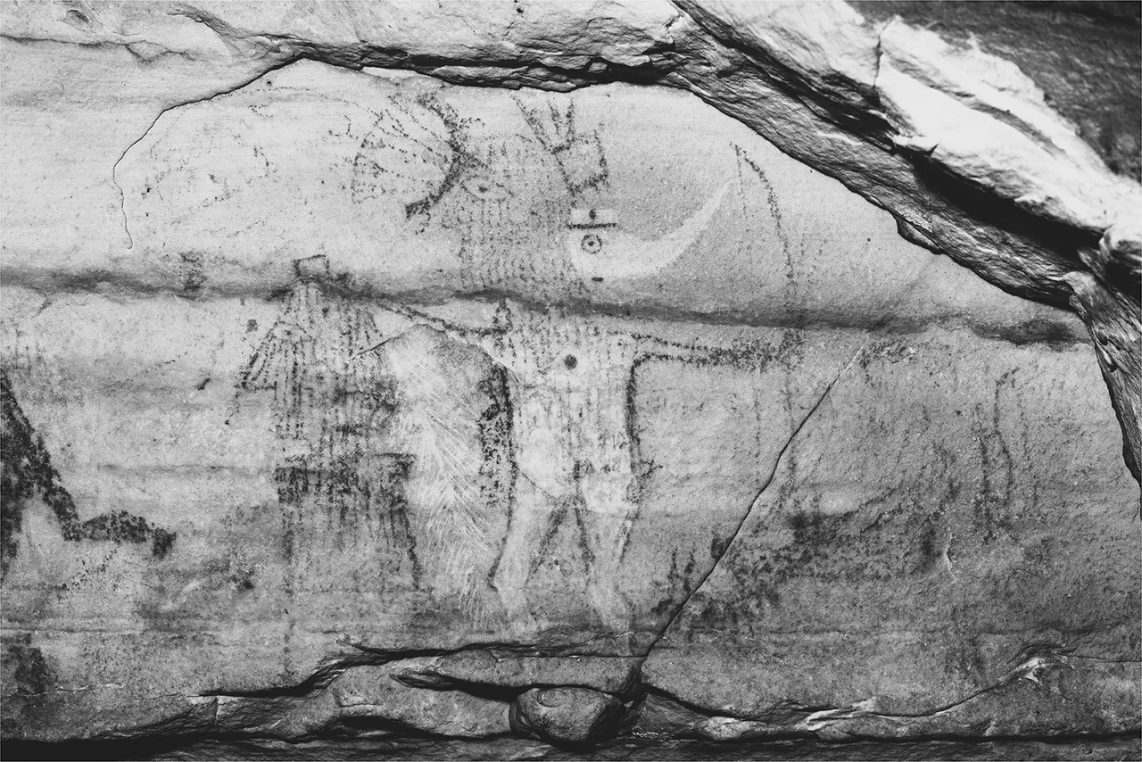 Pictogramme autochtone sur la paroi rocheuse de Picture Cave