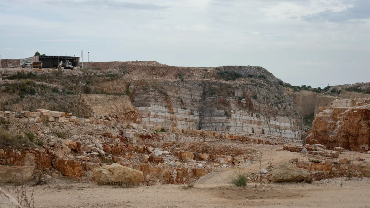 Fronts de taille et blocs calcaires dans la carrière de Pirro Nord.