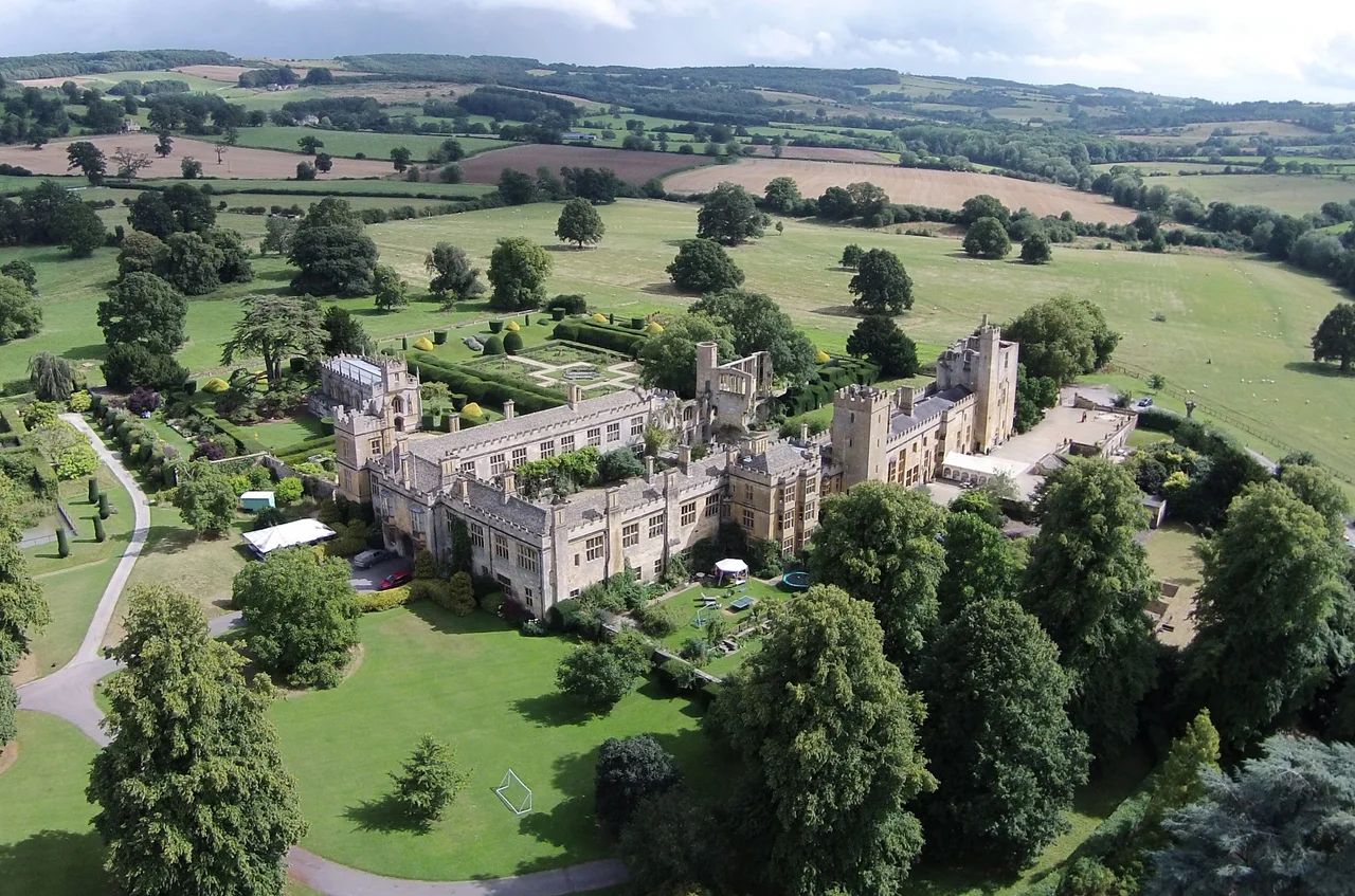 Le château de Sudeley vu du ciel, entouré de jardins