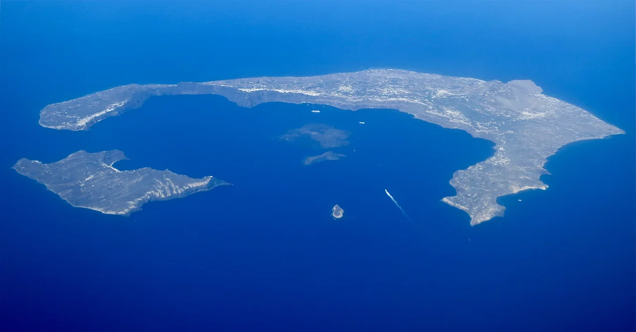 Vue aérienne de la caldeira de Santorin et de ses îles dans la mer Égée.