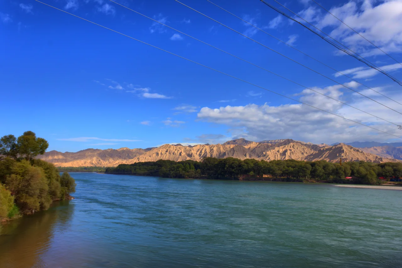 Paysage du fleuve Jaune à Guide, dans la province chinoise du Qinghai.